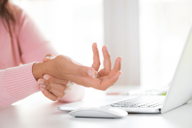 chica con dolor por tendinitis de muñeca