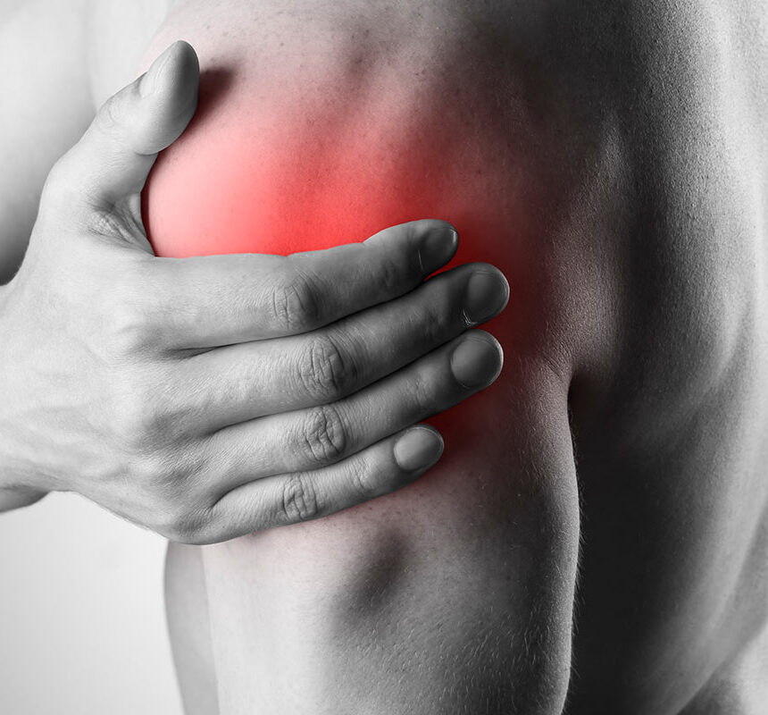 Hombre con dolor de hombro por tendinitis